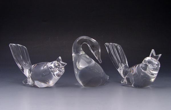 Appraisal: STEUBEN CRYSTAL BIRDS All three are signed Swan is ''