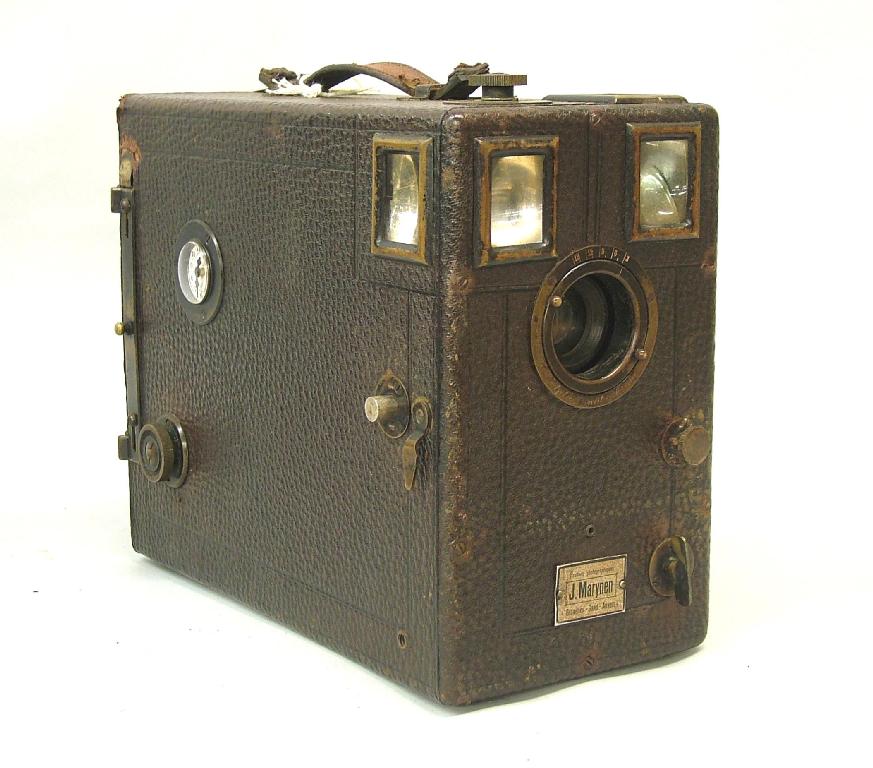 Appraisal: J Marynen Co quarter falling plate camera within a leather