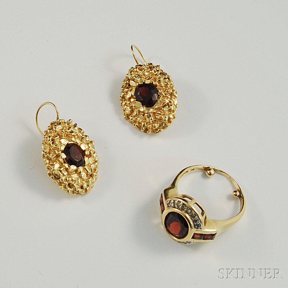 Appraisal: kt Gold and Garnet Ring and Earrings a pair of