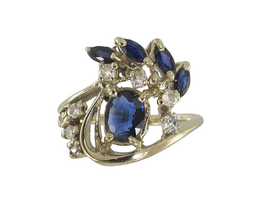 Appraisal: CUSTOM SAPPHIRE DIAMOND RING K yellow gold ring contains one