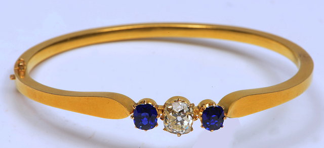 Appraisal: A YELLOW METAL HINGED BRACELET set with a cushion cut