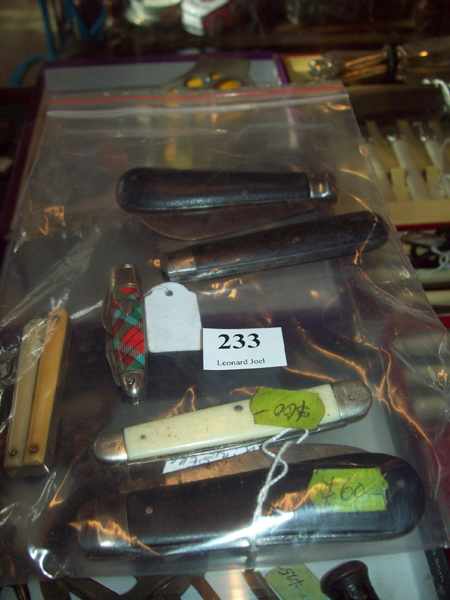 Appraisal: A COLLECTION OF SIX COLLECTABLE POCKET KNIVES