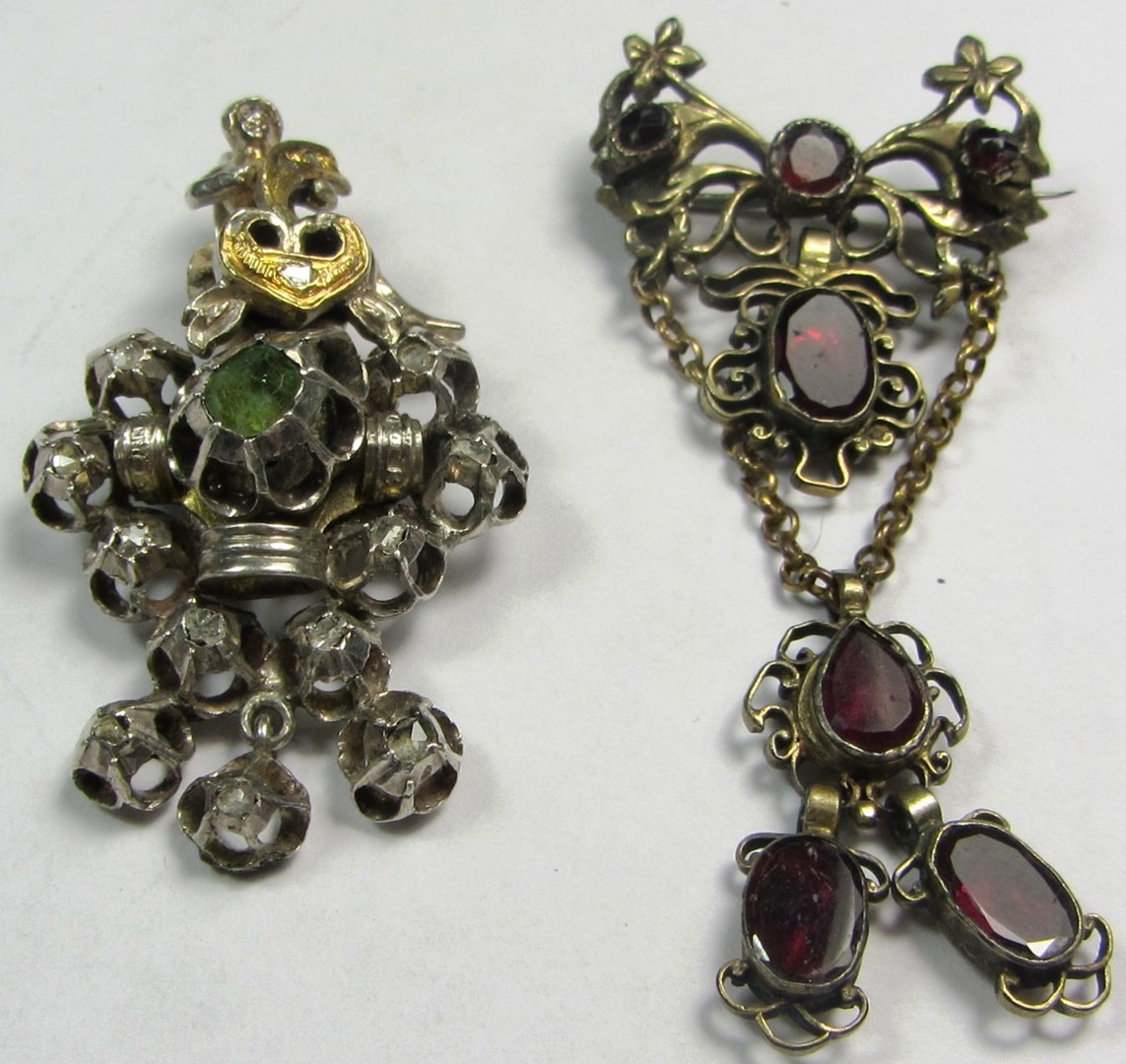 Appraisal: A foil backed flat cut garnet set brooch the top