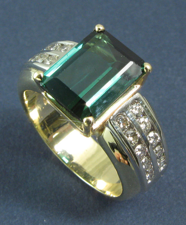 Appraisal: GREEN TOURMALINE AND DIAMOND RING k yellow gold centering an