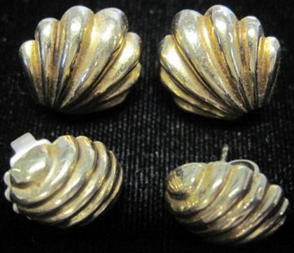 Appraisal: Two pairs karat yellow gold stud earrings One shell form