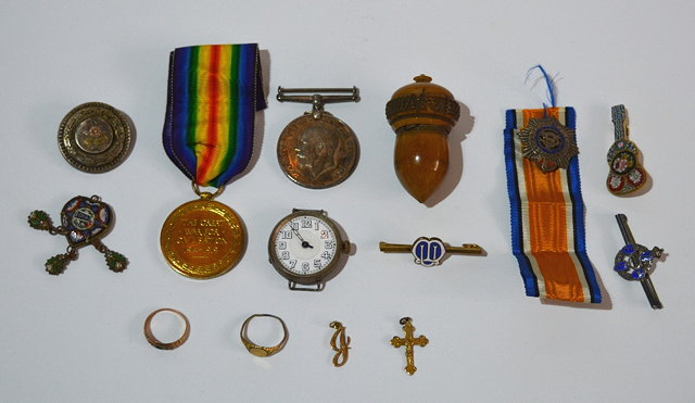 Appraisal: A small collection of miscellaneousincluding World War War medal and