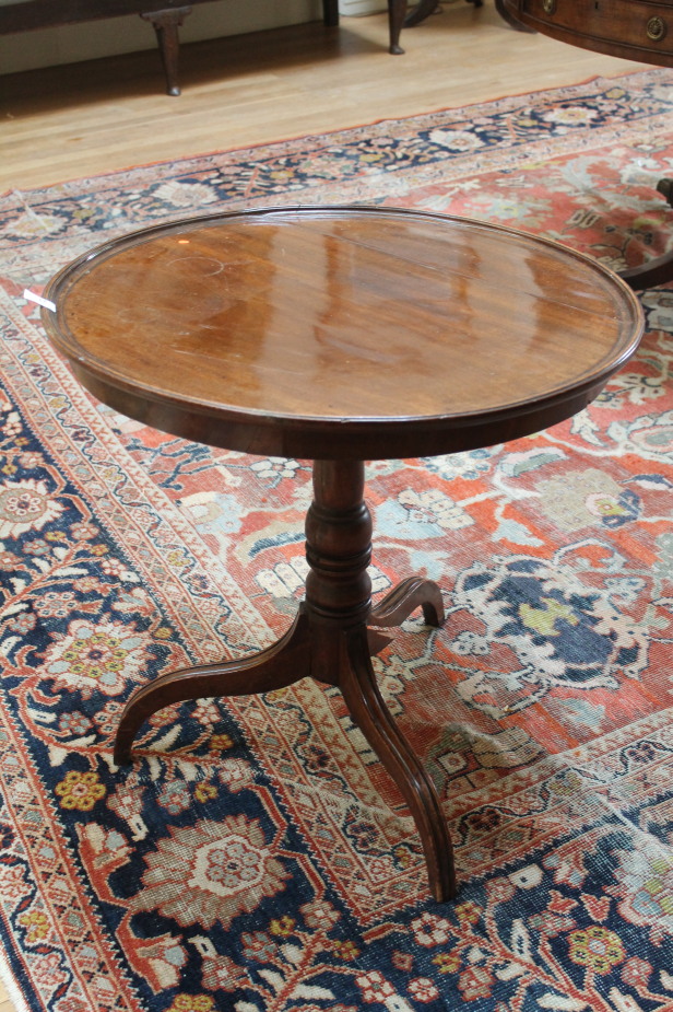 Appraisal: A late Georgian mahogany supper table with moulded circular tilt