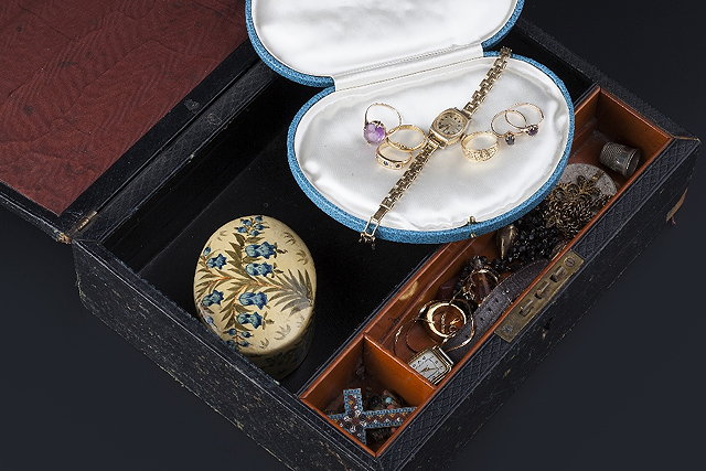 Appraisal: A COLLECTION OF JEWELLERY to include a sapphire and diamond