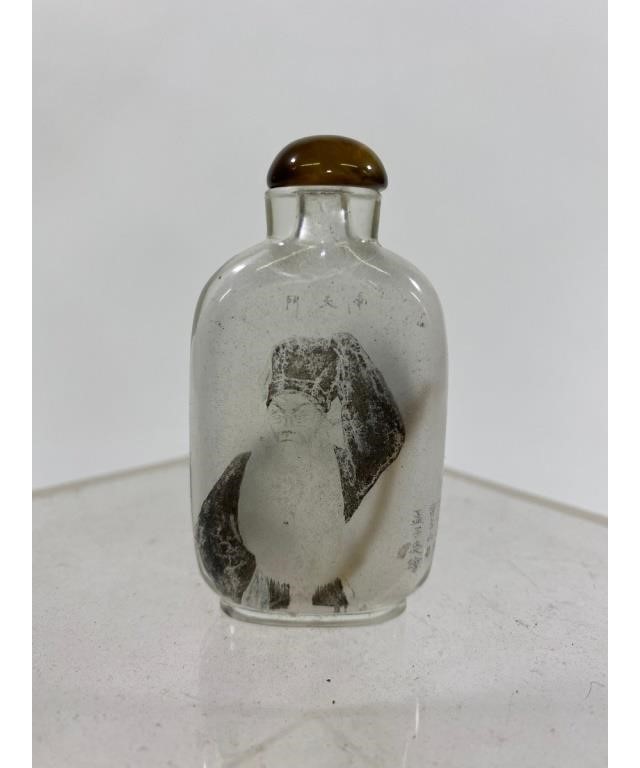 Appraisal: Chinese glass snuff bottle th c decorated with figures and