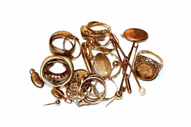 Appraisal: A QUANTITY OF GOLD RINGS and earrings