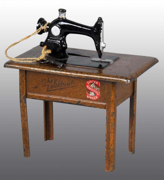 Appraisal: Singer Sewing Machine Still Bank Description Includes key Condition Excellent