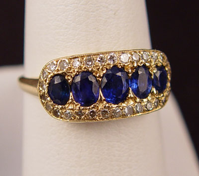 Appraisal: K DIAMOND AND SAPPHIRE RING K yellow gold ring with