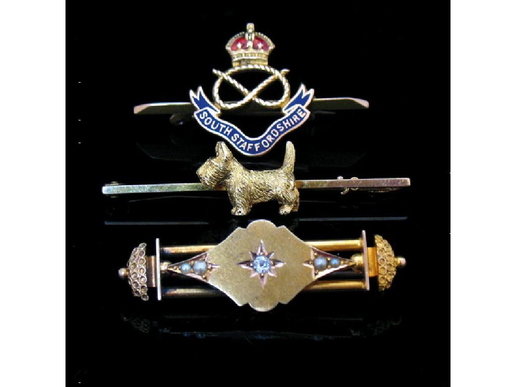 Appraisal: A CT YELLOW GOLD BAR BROOCH set with a model