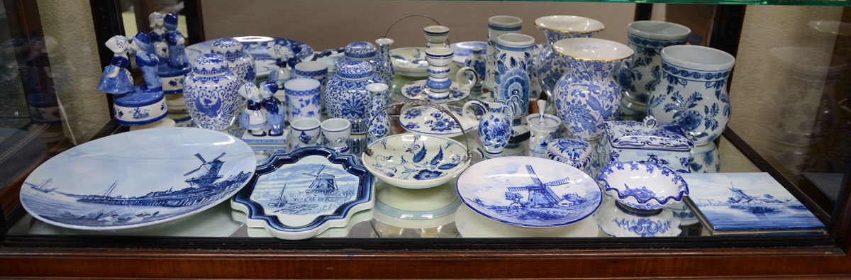 Appraisal: ESTATE COLLECTION OF DELFT BLUE ITEMS An assembled collection of