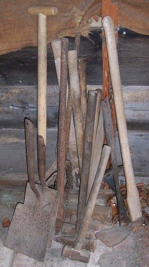 Appraisal: A quantity of sledgehammers and other tools