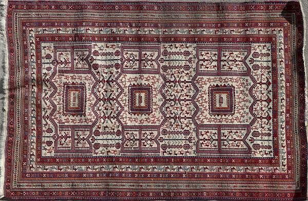 Appraisal: A FINE HAND WOVEN ORIENTAL CARPET A FINE HAND WOVEN