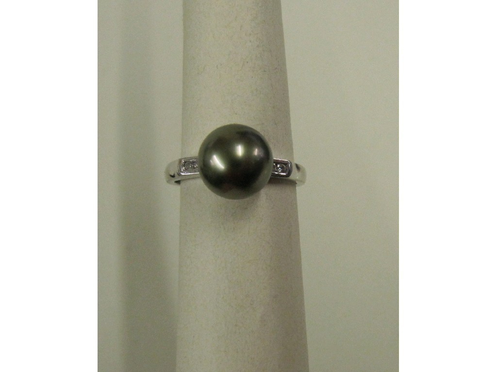 Appraisal: Nine carat white gold black pearl set dress ring with