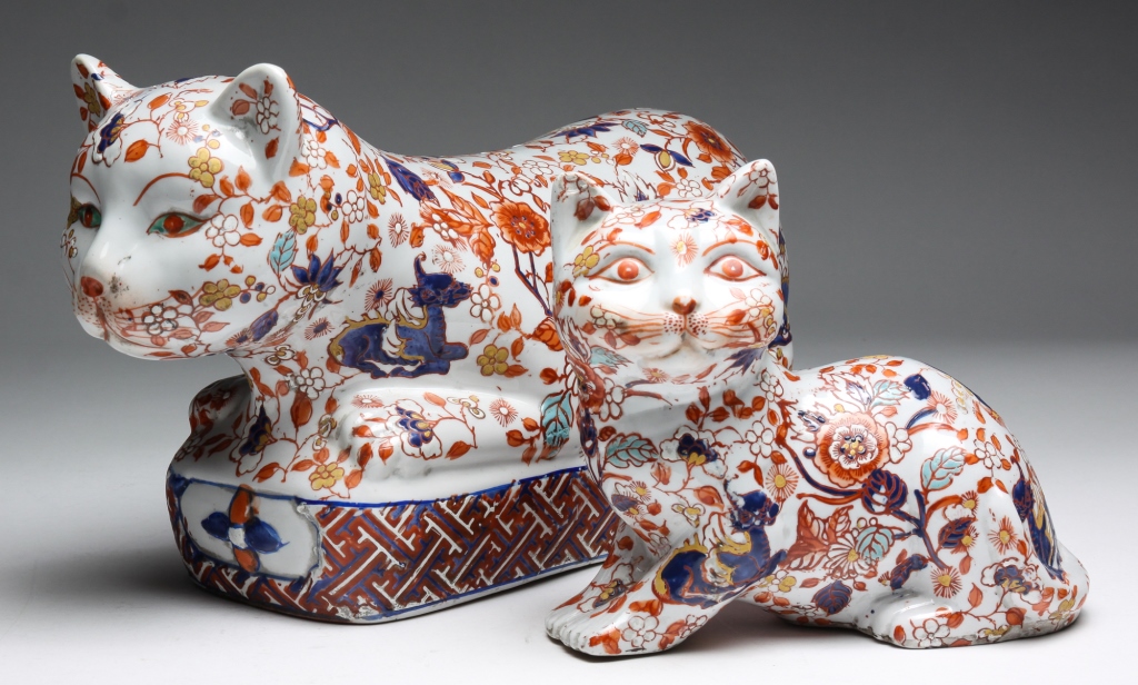 Appraisal: TWO JAPANESE IMARI CATS Late th century Similar decoration with