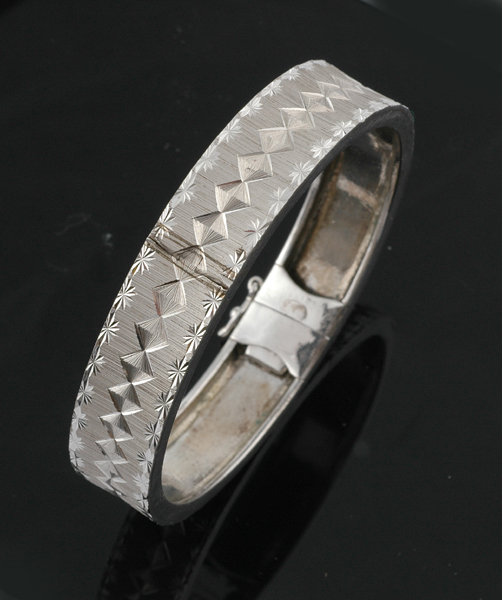 Appraisal: A white gold bangle The ct white gold hinged bangle