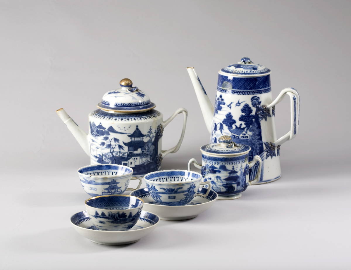 Appraisal: EIGHT CHINESE EXPORT PORCELAIN NANKING BLUE AND WHITE TABLEWARES Comprising