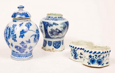 Appraisal: A Delft cruet stand for oil and vinegar decorated insects