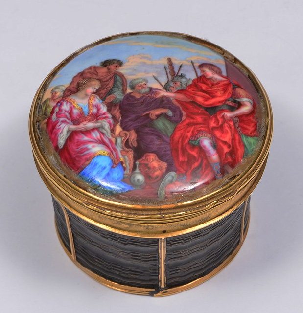 Appraisal: AN TH CENTURY TORTOISESHELL AND GOLD SNUFF BOX with enamel