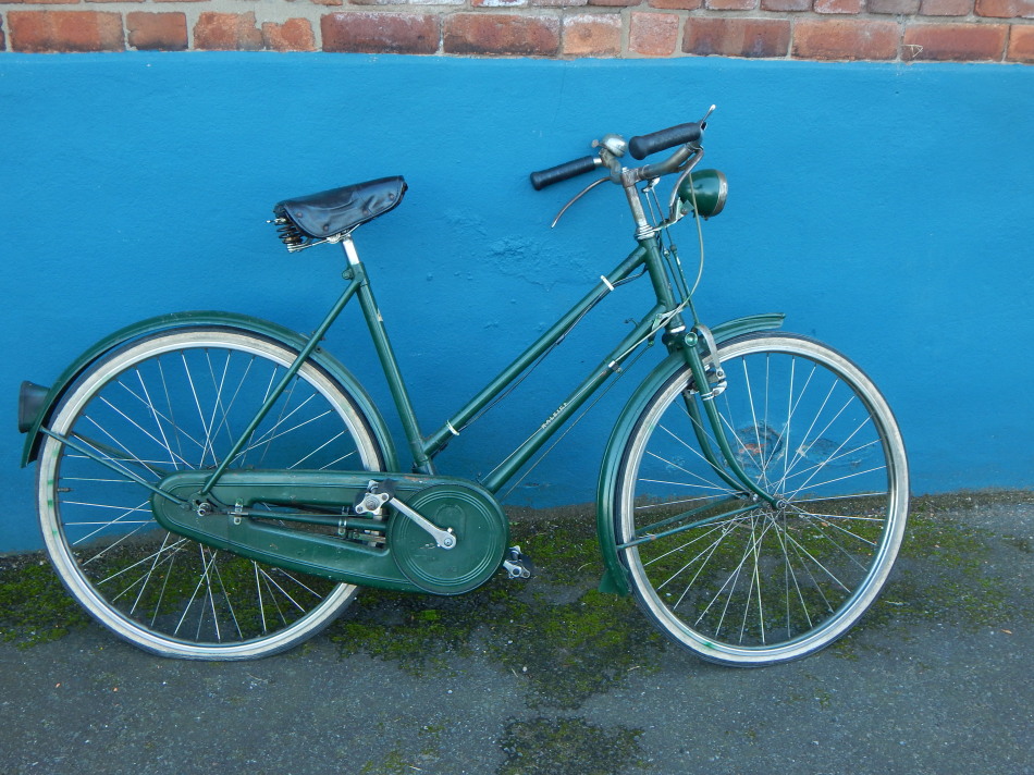 Appraisal: A Raleigh vintage ladies bicycle in green livery with leather