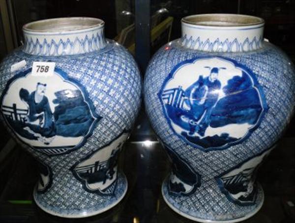 Appraisal: A pair of Chinese export blue and white baluster shaped