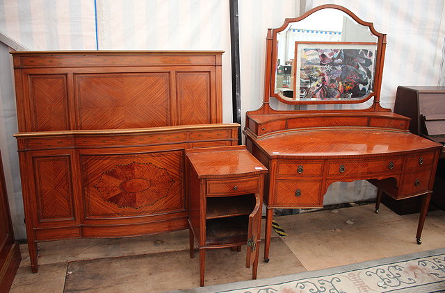 Appraisal: AN EDWARDIAN SATINWOOD DRESSING TABLE with shaped bevelled mirror plate