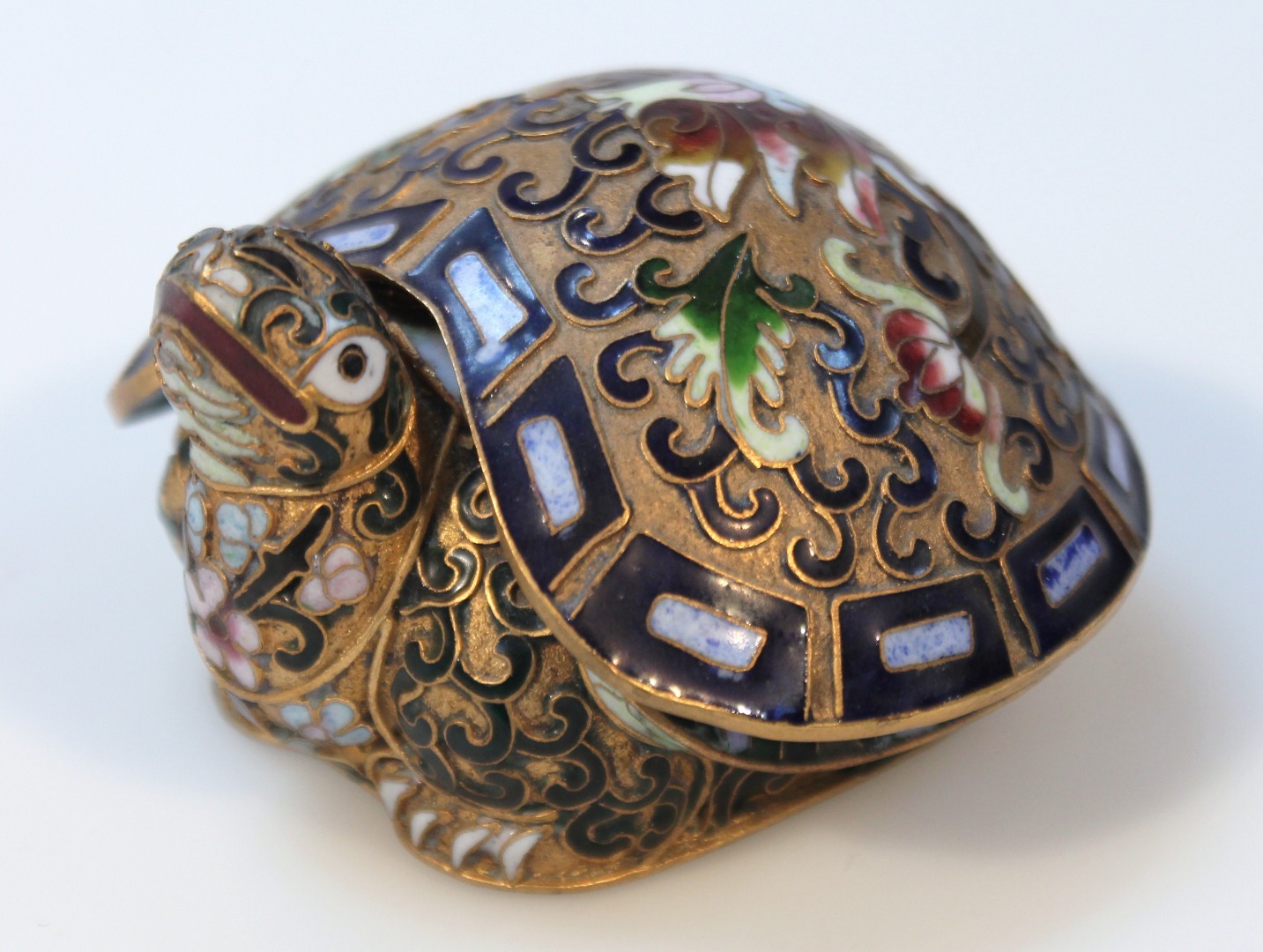 Appraisal: A thC Chinese cloisonne pin dish in the form of