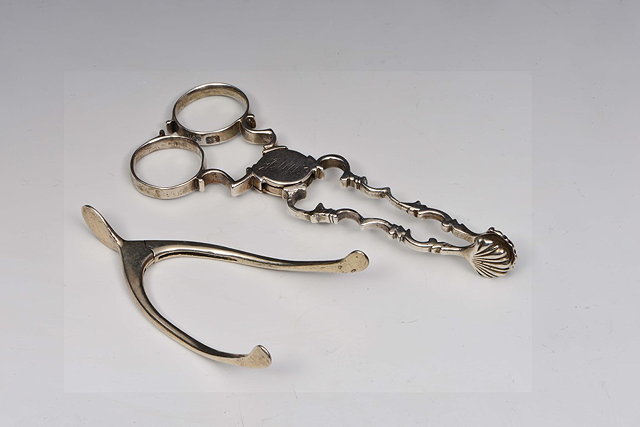 Appraisal: A PAIR OF GEORGIAN SCISSOR ACTION SILVER SUGAR NIP with