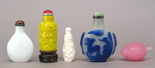 Appraisal: Five snuff bottles Including three Peking glass snuff bottles one