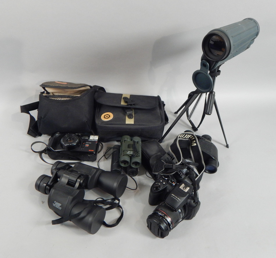 Appraisal: Various modern sets of binoculars and a Fujifilm Finepix camera