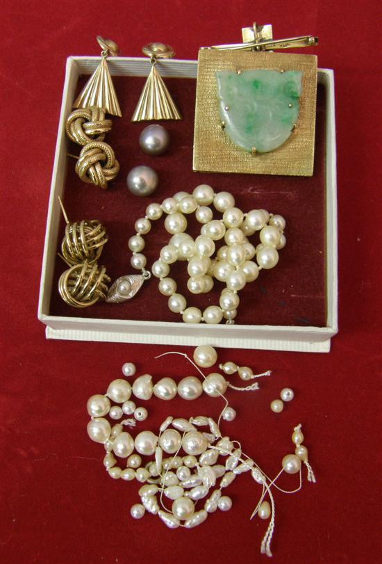 Appraisal: Single row freshwater pearl necklace a Jade and gold brooch