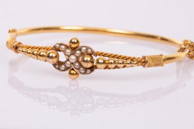 Appraisal: A ct yellow gold and seed pearl hinged bangle with