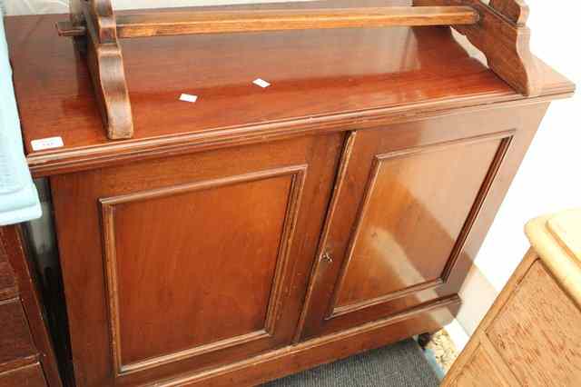 Appraisal: A MAHOGANY CABINET the twin panelled doors opening to reveal