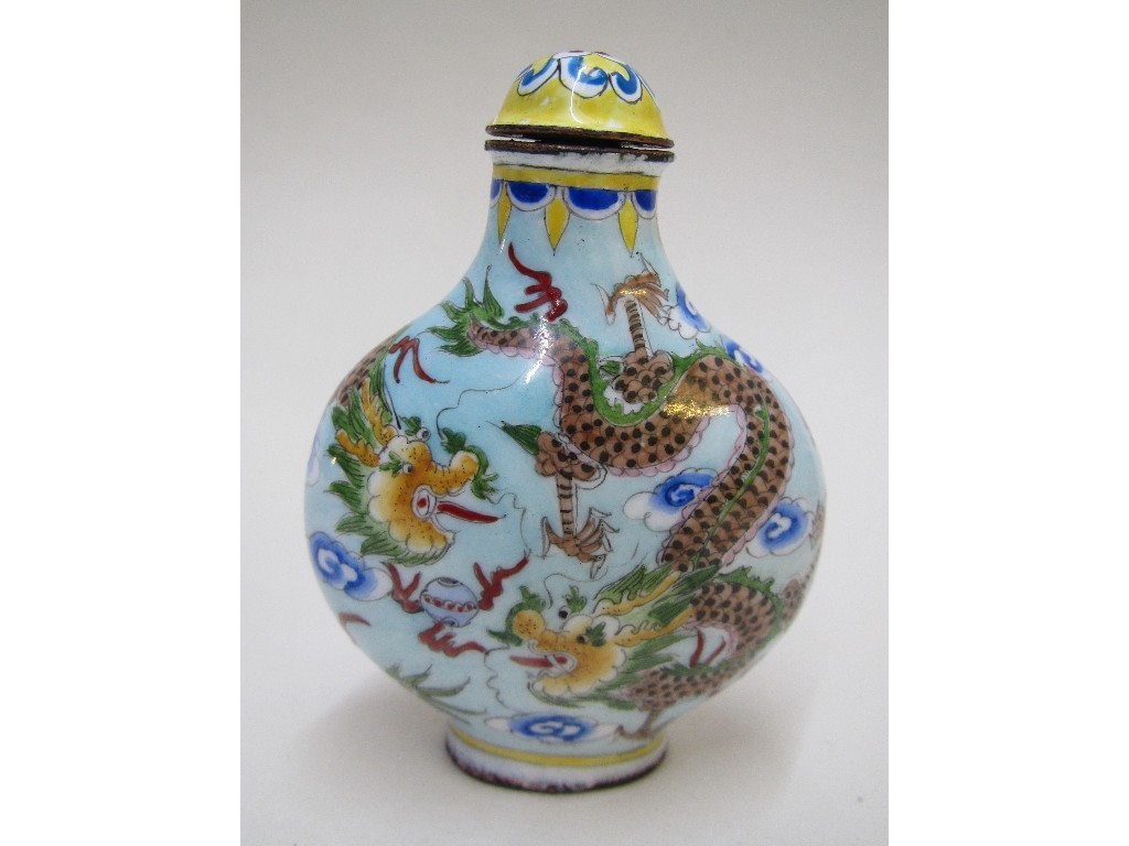 Appraisal: A Chinese enamel snuff bottle painted with scrolling dragons chasing