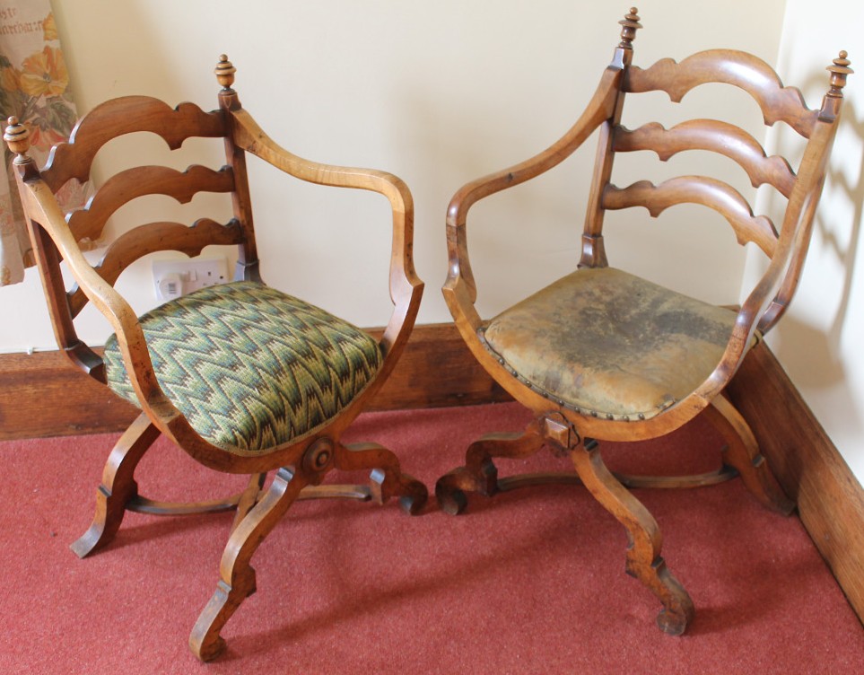 Appraisal: A pair of thC walnut Savonarola chairs with shaped ladderbacks