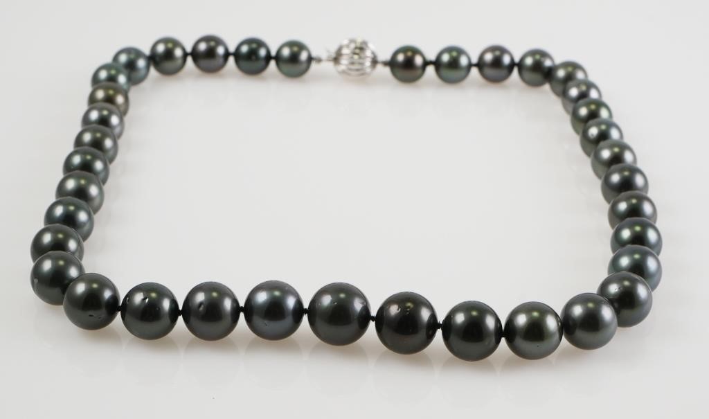 Appraisal: Tahitian pearl necklace with - mm dark grey pearls with