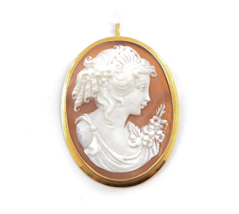 Appraisal: K GOLD FRAMED CAMEO PENDANT BROOCH Well defined carving of