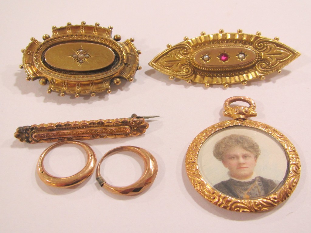 Appraisal: Lot comprising two Victorian ct gold bar brooches ct gold