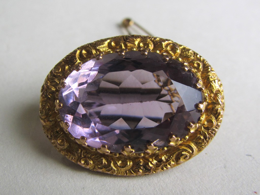 Appraisal: Victorian carat gold mounted oval amethyst brooch