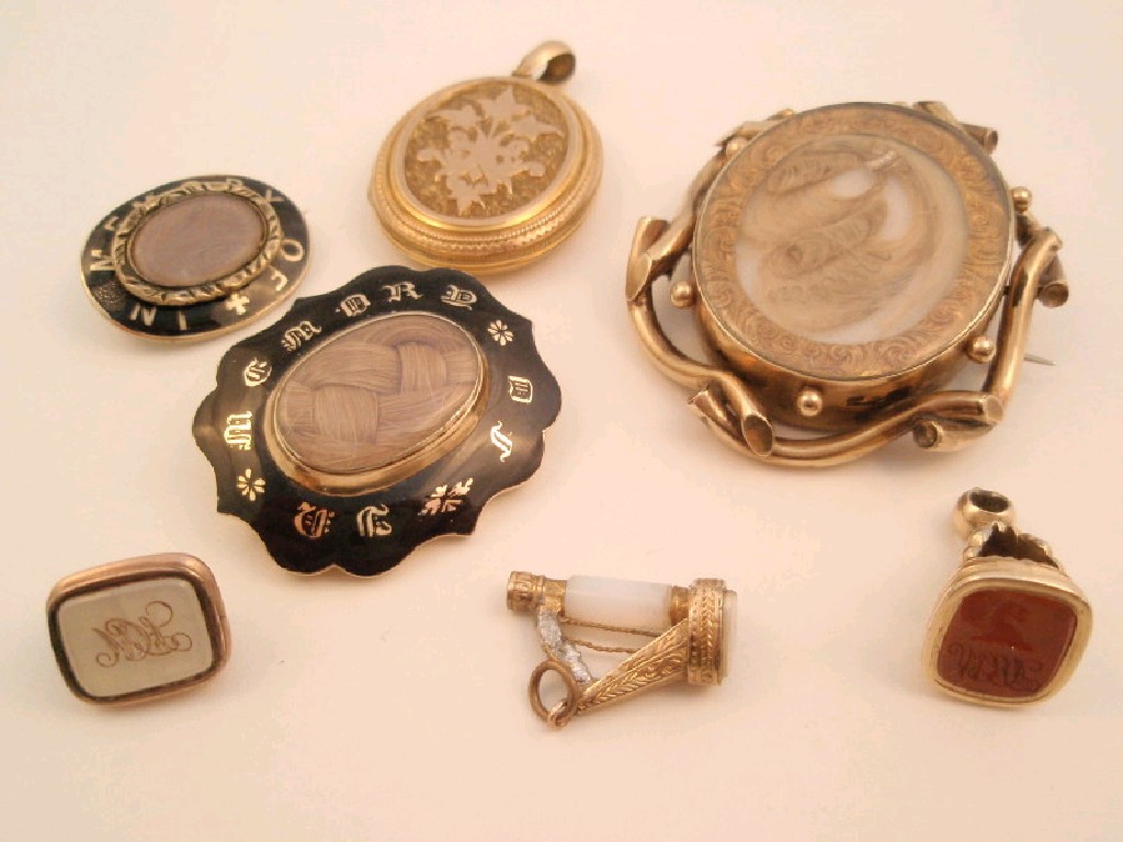 Appraisal: Victorian and later jewellery items to include three memorial brooches