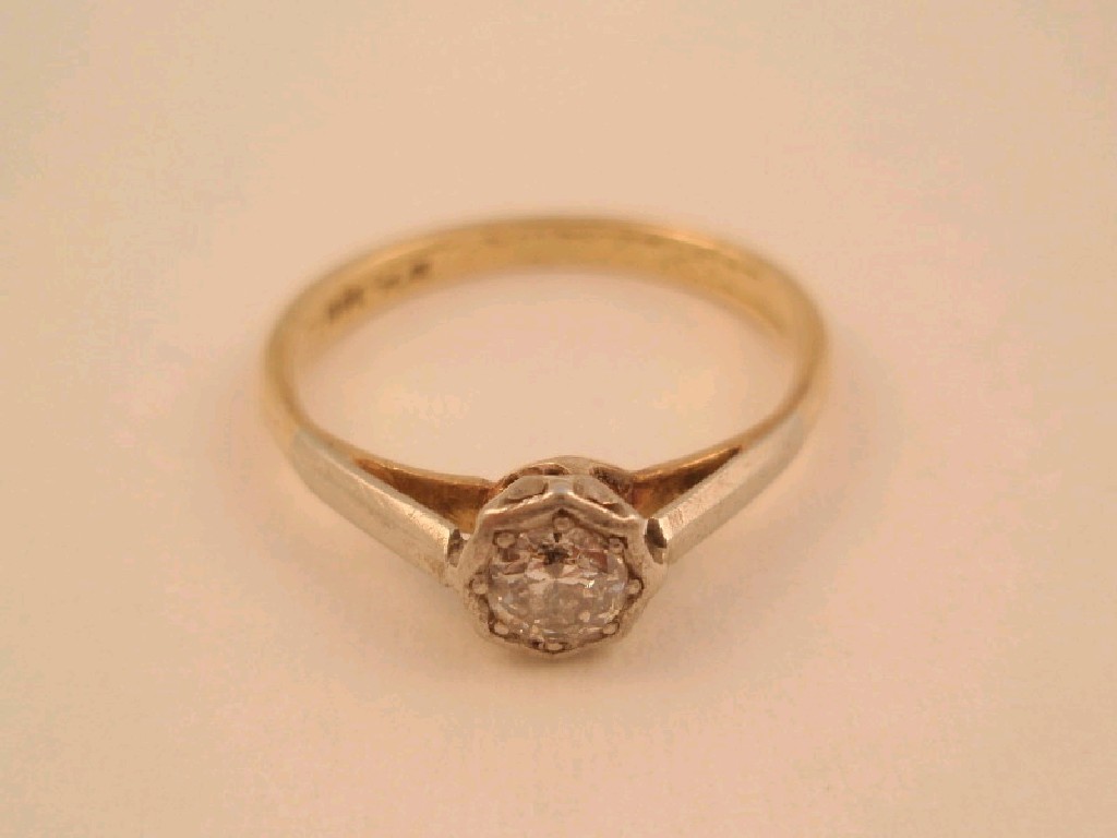 Appraisal: A solitaire diamond ring of ct approx illusion set to