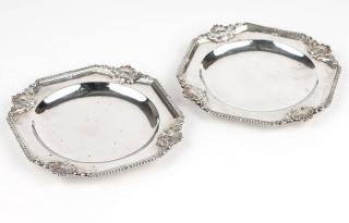 Appraisal: A pair of Queen Anne silver plates The first London