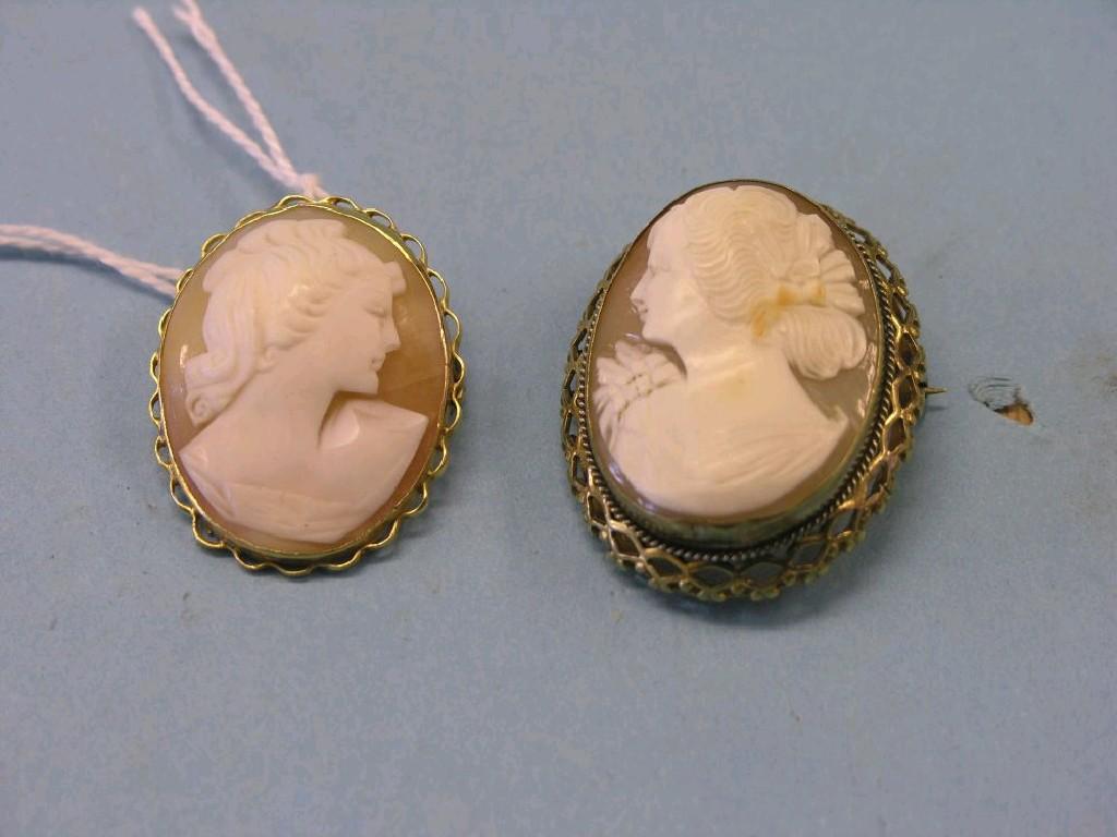 Appraisal: A ct gold cameo brooch oval-shape carved with female portrait