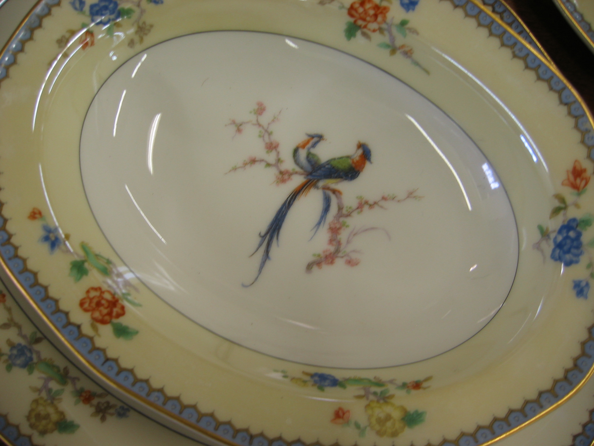 Appraisal: A THIRTY TWO PIECE THEODORE HAVILAND LIMOGES FRANCE PORCELAIN DINNER