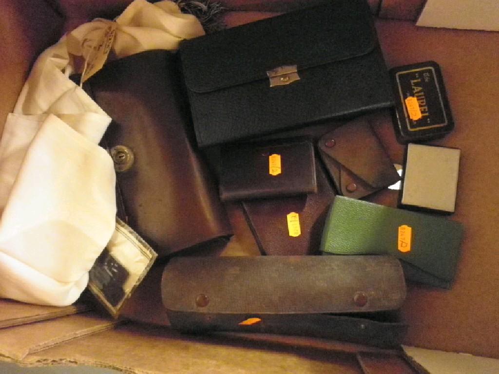 Appraisal: A vintage bakelite travel set and shaving razor boxed plus