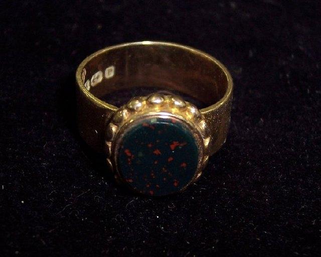 Appraisal: A gentleman's carat gold ring set an oval bloodstone