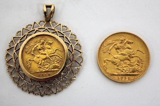 Appraisal: A VICTORIAN GOLD SOVEREIGN dated together with an Edwardian half